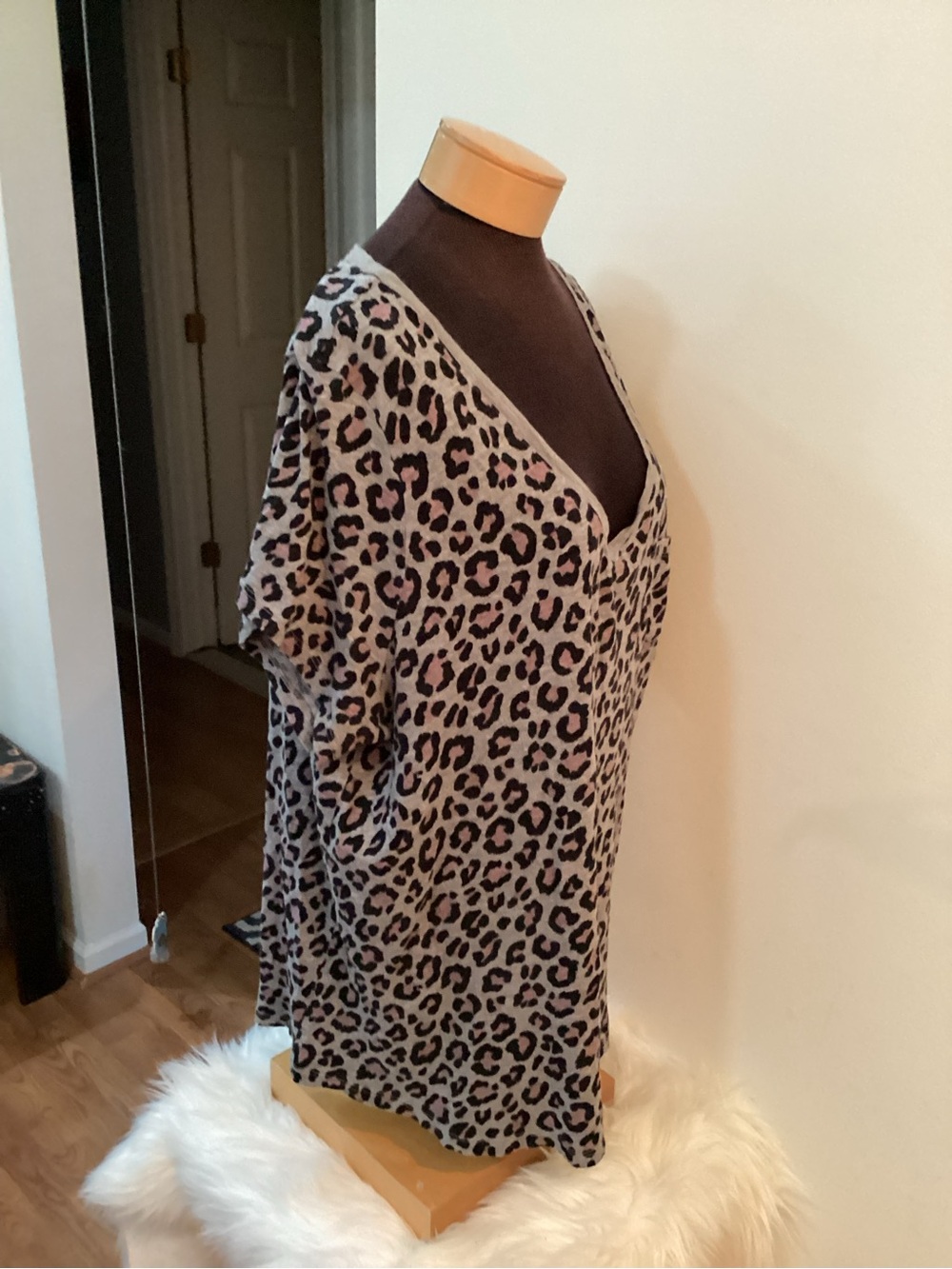 Torrid Size 3 Gray Pink Leopard Print V-Neck Pocket Tee Plus Size 3X - Picture 4 of 12